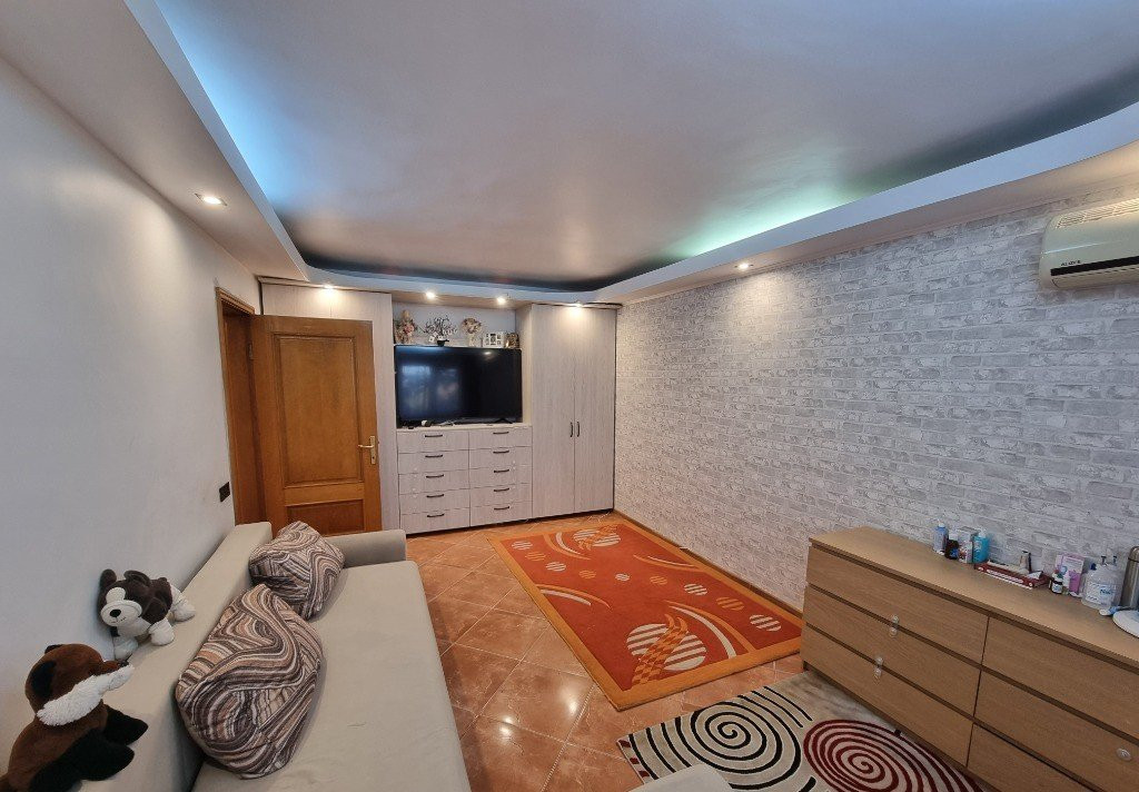 Apartament 2 camere, BANEASA-AEROGARII, centrala proprie, decomandat, etaj 2/4