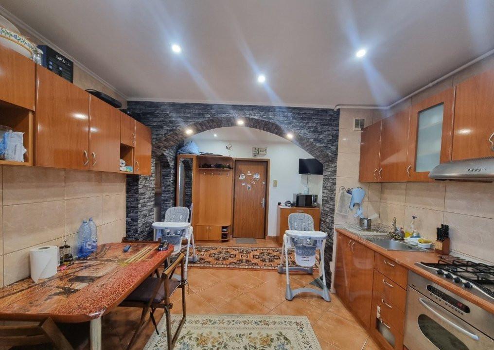 Apartament 2 camere, BANEASA-AEROGARII, centrala proprie, decomandat, etaj 2/4