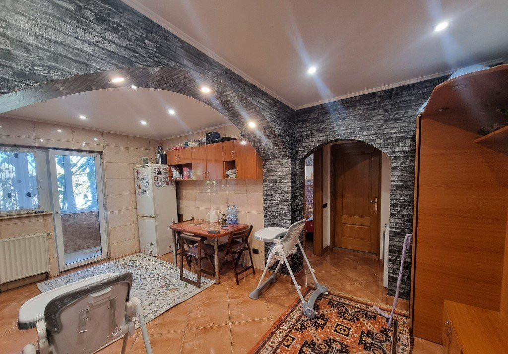 Apartament 2 camere, BANEASA-AEROGARII, centrala proprie, decomandat, etaj 2/4