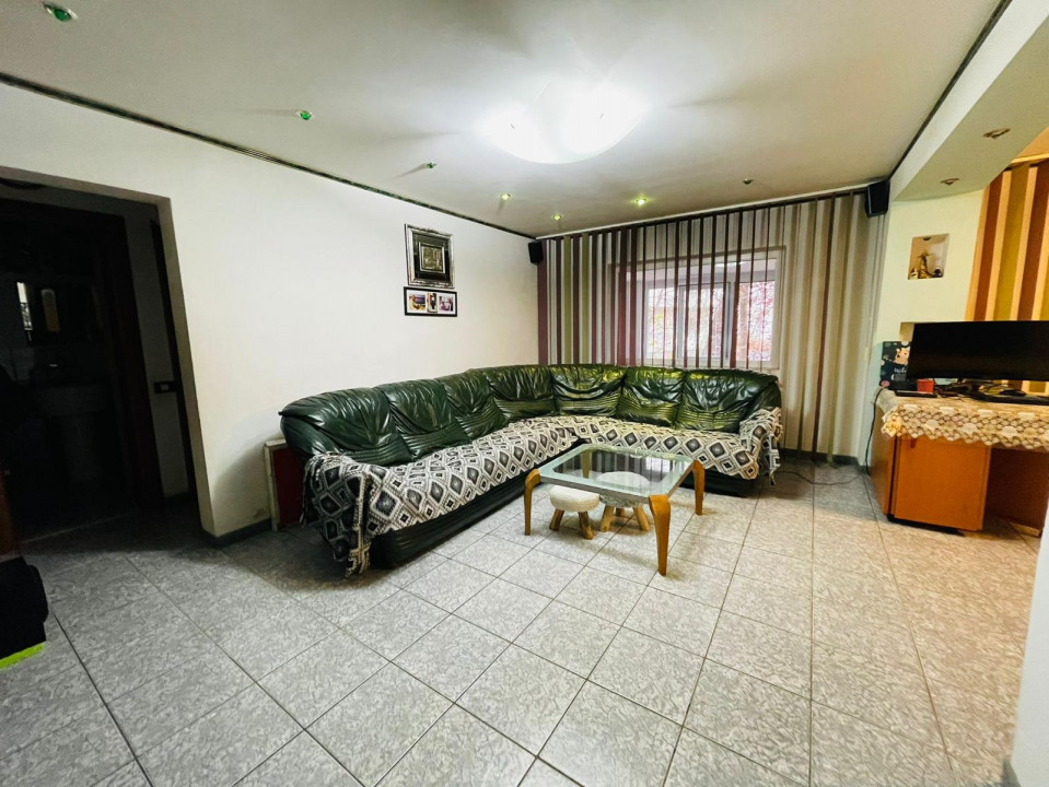 Vanzare apartament de 3 camere, centrala proprie + loc parcare, Mall Vitan