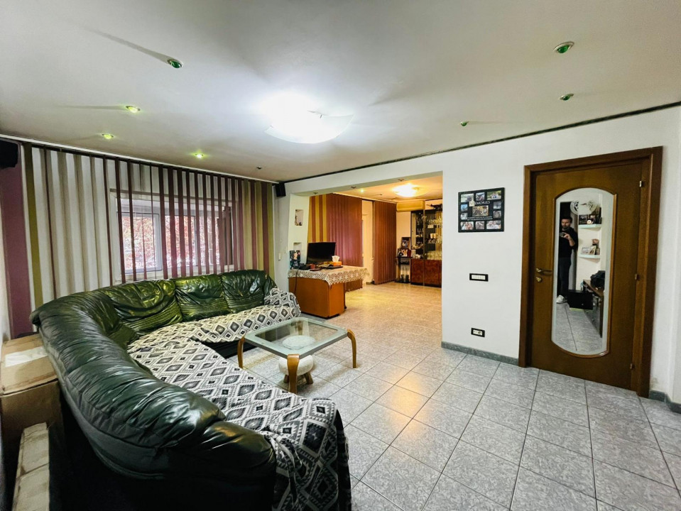 Vanzare apartament de 3 camere, centrala proprie + loc parcare, Mall Vitan