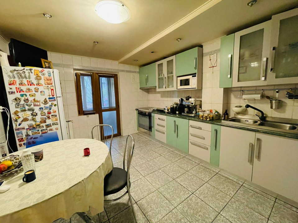 Vanzare apartament de 3 camere, centrala proprie + loc parcare, Mall Vitan