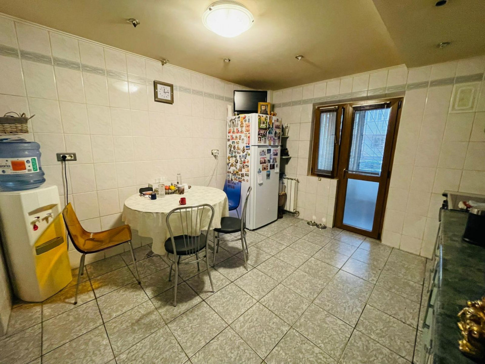 Vanzare apartament de 3 camere, centrala proprie + loc parcare, Mall Vitan