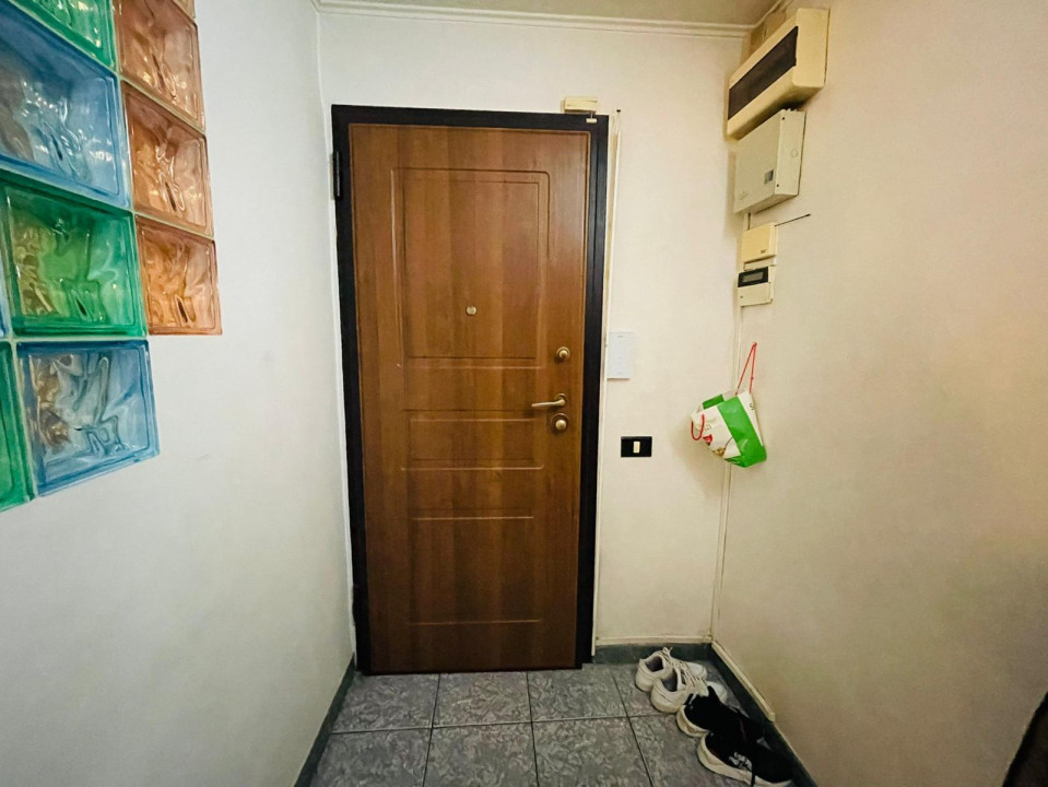 Vanzare apartament de 3 camere, centrala proprie + loc parcare, Mall Vitan
