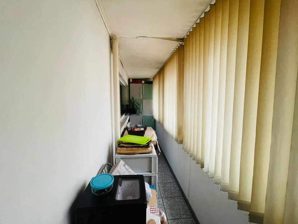 Vanzare apartament de 3 camere, centrala proprie + loc parcare, Mall Vitan